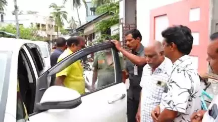 పాలకొల్లు: వృద్ధురాలు, దివ్యాంగులకి పెన్షన్ సొమ్ము అందజేసిన మంత్రి రామానాయుడు