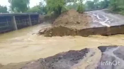 देसाईगंज वडसा: देसाईगंज- ब्रम्हपूरी हा राष्ट्रीय महामार्ग भूतीनाल्यावर पूर येत रपट्यावरून पाणी वाहत असल्याने बंद