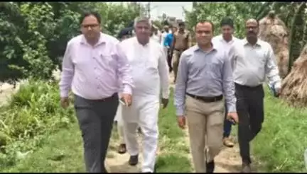 लक्सर: लक्सर क्षेत्र में जिलाधिकारी मयूर दीक्षित ने नदियों से संलग्न तटबंधों का किया स्थलीय निरीक्षण