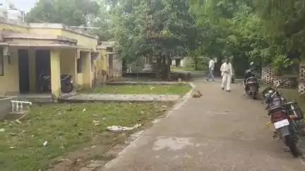 बीकापुर: तारुन ब्लॉक परिसर में लोगों के बीच बना हुआ बंदरों का डर, वीडियो आया सामने
