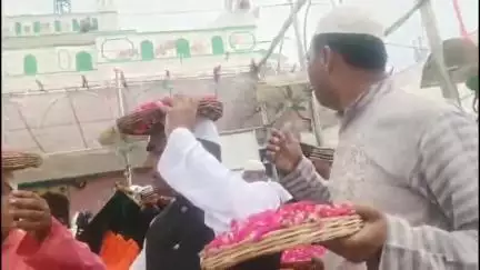धुरकी: मुखिया प्रतिनिधि ने ख्वाजा गरीब नवाज पर चादर चढ़ाई