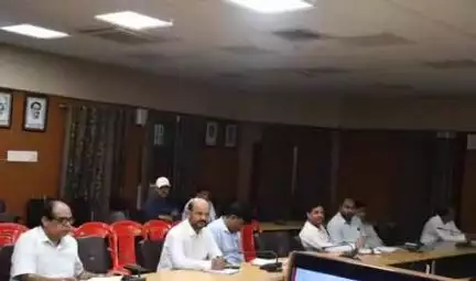 शोहरतगढ़: जिलाधिकारी की अध्यक्षता में कलेक्ट्रेट सभागार में नीति आयोग के संबंध में समीक्षा बैठक आयोजित की गई