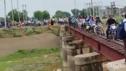 श्योपुर: रेल पटरी पर दौड़ी बाइकें, जाम के दौरान जान जोखिम में डालकर चुना वैकल्पिक रास्ता, वीडियो वायरल