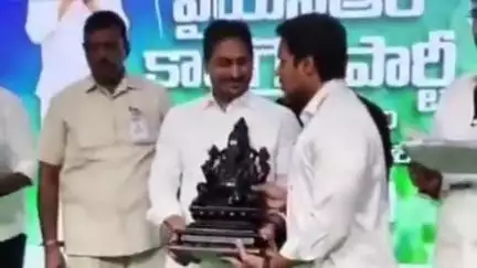 కడప: వైయస్ జగన్మోహన్ రెడ్డిని కలిసిన వైసీపీ యువజన విభాగం కడప జిల్లా అధ్యక్షుడు దేవి రెడ్డి ఆదిత్య