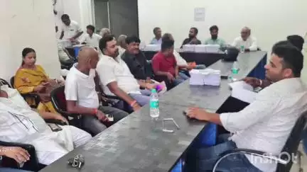 उदाकिशुनगंज: उदाकिशुनगंज प्रखंड कार्यालय में प्रखंड विकास पदाधिकारी ने पंचायत जनप्रतिनिधियों के साथ की बैठक