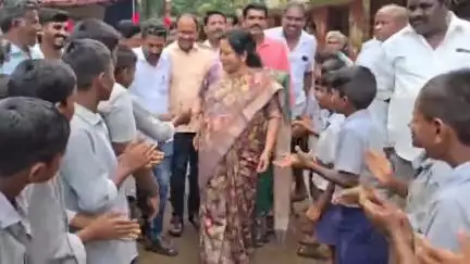 ఏ మల్లవరం గురుకుల పాఠశాలలో విద్యార్థులకు విద్యామిత్ర కిట్లు అందించిన ఎమ్మెల్యే.. షేక్ హ్యాండ్ ఇస్తూ స్వాగతం