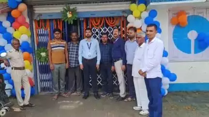 पातेपुर: पातेपुर के मालपुर स्थित एसबीआई शाखा में बैंक का 70वां स्थापना दिवस मनाया गया, बीडीओ व अन्य अधिकारी रहे मौजूद