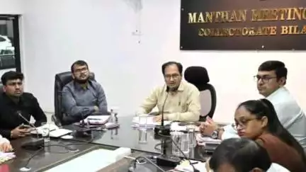 मस्तुरी: कलेक्टर संजय अग्रवाल ने साप्ताहिक टीएल बैठक में आज सरकार की फ्लैगशीप योजनाओं की प्रगति की समीक्षा की