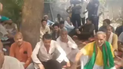 महावन: बलदेव क्षेत्र में विद्युत कटौती को लेकर धरने पर बैठे किसानों ने भूख हड़ताल की, शासन ने ₹8 करोड़ मंजूरी का दिया आश्वासन