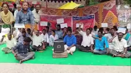 పలమనేరు: సీఎం,డిప్యూటీ సీఎం, మంత్రులకు మా సమస్య కనపడలేదా వినపడలేదా - మున్సిపల్ ఇంజనీరింగ్ కార్మికులు