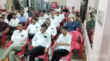 ખંભાળિયા: ખંભાળિયાના સબ રજીસ્ટ્રારને નિવૃત્તિ વિદાયમાન અપાયું,રેવન્યુ પ્રેક્ટીસનર એસોસિએશન એ કર્યું સન્માન.
