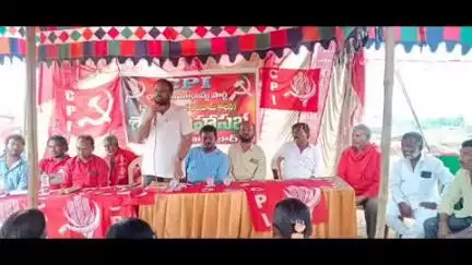 మహబూబాబాద్: ప్రభుత్వ భూమిలో  ఉంటున్న ప్రజలకు ఇంటి పట్టాలు ఇవ్వాలని సిపిఐ మాజీ మున్సిపల్ ఫ్లోర్ లీడర్ అజయ్ సారధి డిమాండ్.