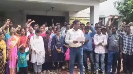 चाईबासा: चाईबासा में बिजली की समस्या को लेकर ग्रामीणों ने बिजली विभाग के कार्यालय के सामने किया प्रदर्शन