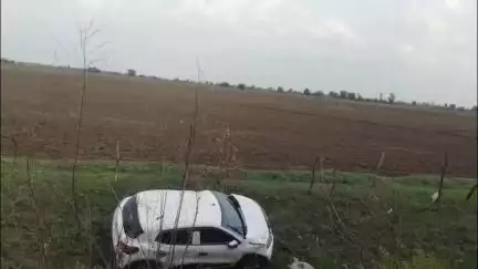 केशोरायपाटन: कापरेन इलाके में बाझडली रेलवे अंडरपास के निकट अनियंत्रित होकर ड्रेन में पलटी कार, कार सवारों को आई हल्की चोटें