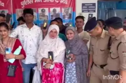 हरिद्वार: पिछले 6 माह में जगह-जगह से चोरी हुए 311 मोबाइल ढूंढकर रोशनाबाद स्थित SSP कार्यालय में मालिकों को सौंपे गए