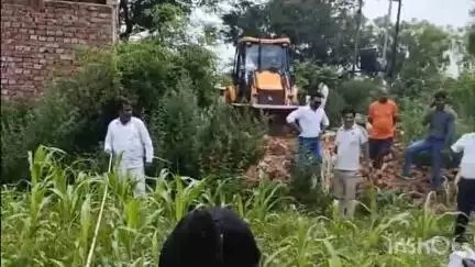 बागपत: भेड़ापुर ग्राम प्रधान की शिकायत के बाद डीएम के आदेश पर जमीन को कब्जा मुक्त कराया गया