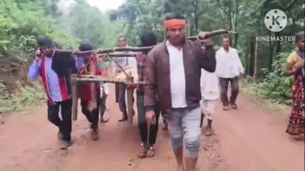 ବାଲିଗୁଡା: କଟାପାଙ୍ଗା ଠାରୁ ଡମାଙ୍ଗପଦର  ପଯ୍ୟନ୍ତ ଗର୍ଭବତୀ ମହିଳା ଙ୍କୁ 6କିଲୋମିଟର ଖଟିଆ ରେ ବହିଲେ  ଗ୍ରାମବାସୀ ଙ୍କ ସହ ସାସଂଦ ପ୍ରତିନିଧି