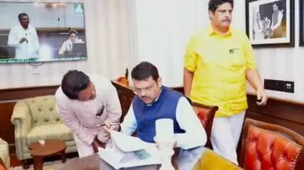 मेहकर: मेहकर व लोणार तालुक्यातील नुकसानग्रस्तांना मदतीसाठी शिवसेना आमदारांची मुख्यमंत्री फडणवीस यांच्याकडे ५०० कोटीची मागणी.