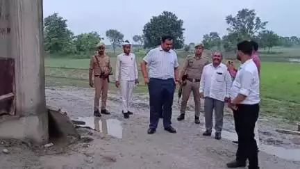 भीटी: माझा कम्हरिया में बाढ़ की संभावित स्थिति का जायजा लेने पहुंचे डीएम, राहत शिविर के निर्माण में धीमी गति पर जताई नाराजगी