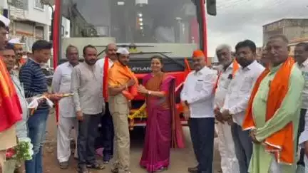 बुलढाणा: मोताळा येथे पंढरपूर जाणाऱ्या भाविकांच्या एसटी बसला शिवसेना जिल्हाप्रमुख जालिंदर बुधवत यांच्याहस्ते झेंडा दाखवून रवाना