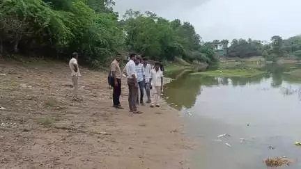 લખતર: લખતર ના વિઠ્ઠલગઢ ગામના તળાવમાં અચાનક હજારોની સંખ્યામાં માછલીઓના મોત થતાં ગ્રામજનોમાં રોષ