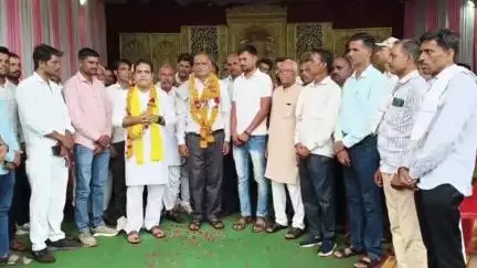 शिवपुरी 
शासकीय सेवा ,पुलिस सेवा से सम्मानीय श्री दीवान सिंह यादव जी के रिटायर्ड होकर शिवपुरी लवकुश वाटिका में विदाई समारोह कार्यक्रम में साथियों के साथ उपस्थित रहा !!
