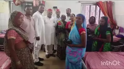 भोगनीपुर: सपा के राष्ट्रीय अध्यक्ष अखिलेश यादव के जन्म दिवस पर सपाइयों ने सीएचसी पुखरायां में किया फल वितरण