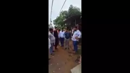पांकी: पांकी बाजार की स्थिति का जायजा लेते प्रखंड प्रमुख पंचम प्रसाद
