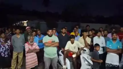 નવસારી: નવસારીના આંબાવાડી વિસ્તારોમાં વિકાસ ફાળાની નોટિસ મામલે બેઠક, હળપતિ સમાજના આગેવાનો દ્વારા ચર્ચા #jansamasya