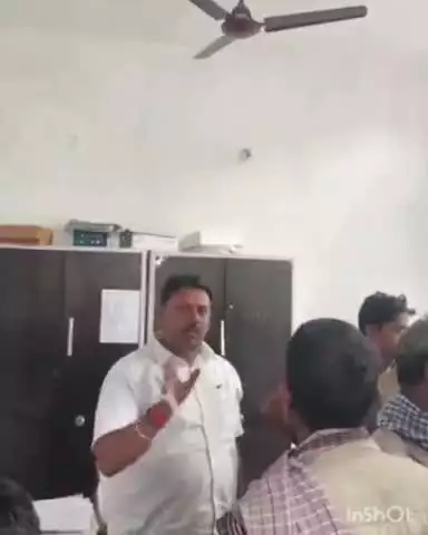 लुण्ड्रा: बटवाही के आदिम जाति सहकारी सेवा समिति में खाद आपूर्ति को लेकर भाजपा मंडल अध्यक्ष सतीश कुमार ने किसानों को दिया आश्वासन
