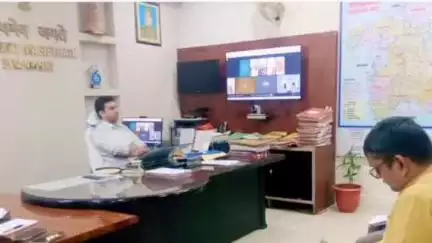 डुमरा: सीतामढ़ी डीएम ने वीडियो कॉन्फ्रेंसिंग के माध्यम से अधिकारियों के साथ विशेष गहन पुनरीक्षण बैठक की