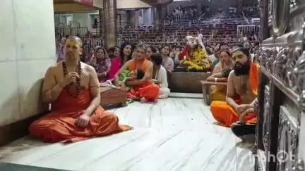 उज्जैन शहर: निरंजनी अखाड़े के आचार्य महामंडलेश्वर स्वामी कैलाशनन्द गिरी महाराज ने बाबा महाकाल के दर्शन किए