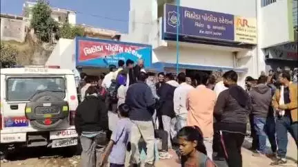 વિજયનગર: સામૈયા ગામ ની નદીમાં બકરાં ચરાવતી મહિલાનું અપહરણ કરી બાઈક ઉપર ઉઠાવી ગયા