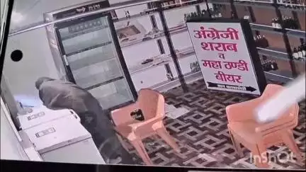 मुज़फ्फरनगर: बलवा खेड़ी नहर पटरी पर शराब की दुकान से नगदी और ब्रांडेड शराब चुराते चोर CCTV में कैद, वीडियो वायरल