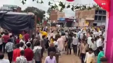 करेरा: दिनारा: गिर्राज धरण मंदिर में महालक्ष्मी नारायण महायज्ञ और संगीतमय भागवत की कलश यात्रा निकाली गई