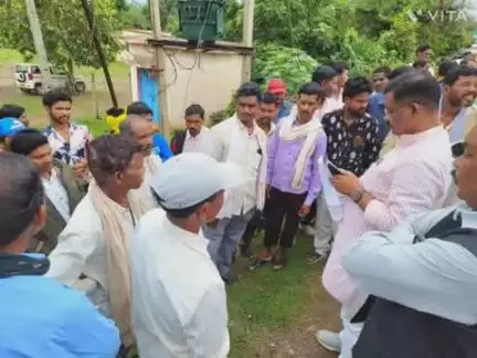 घुघरी: घुघरी विधायक ने सिंघनपुरी के ग्रामीणों से मुलाकात कर उनकी समस्याएं सुनीं