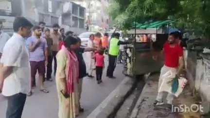 हल्द्वानी: काठगोदाम रेलवे स्टेशन के पास गंदगी देख नगर आयुक्त ऋचा सिंह भड़की, दुकानदार से लगवाया झाड़ू