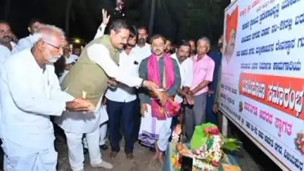 ವಿಜಯಪುರ: ನಗರದ ವಾರ್ಡ್ ನಂ.21ರಲ್ಲಿ ಸಮುದಾಯ ಭವನ ನಿರ್ಮಾಣ ಕಾಮಗಾರಿಗೆ ಶಾಸಕ ಯತ್ನಾಳ ಭೂಮಿ ಪೂಜೆ