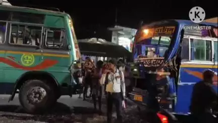 গোঘাট ১: রাঙামাটি এলাকায় দুই বাসের মুখোমুখি সংঘর্ষ,আহত ৫ জন