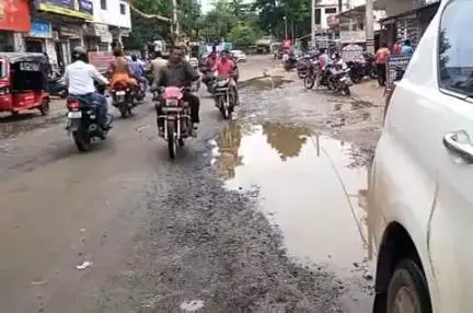 ପାଟଣାଗଡ: ବ୍ଳକ ଛକନିକଟ ରେ ମୁଖ୍ୟ ରାସ୍ତା ର ଅବସ୍ଥା ଶୋଚନୀୟ ହୋଇ ପଡିଛି ପ୍ରତିକ୍ରିୟା ରଖିଛନ୍ତି ସଚେତନ ନାଗରିକ#jansamasya
