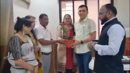 छिंदवाड़ा नगर: डॉक्टर्स डे पर संकल्प वेलफेयर सोसाइटी ने डॉक्टरों को क्लीनिक व अस्पताल में पौधे भेंट कर सम्मानित किया