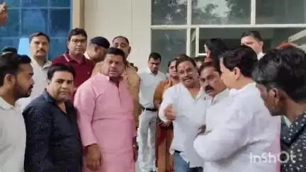उज्जैन शहर: आदिवासियों पर अत्याचार के विरोध में आदिवासी कांग्रेस ने प्रशासनिक कार्यालय के बाहर राष्ट्रपति के नाम ज्ञापन दिया
