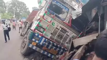 सरिया: सरिया में अनियंत्रित ट्रक नाले में घुसा, दुर्घटनाग्रस्त, कोई हताहत नहीं
