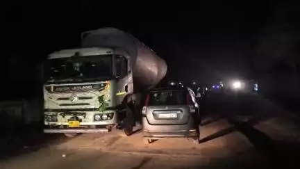 ତେଲକୋଇ: ଦୁଲ୍ଲଭପୁର ଛକ ରାସ୍ତାରେ ବିଦ୍ୟୁତ ତାରକୁ ଘୋଷାଡ଼ି ନେଲା ଟ୍ୟାଙ୍କର, ଉପୁଡିଲା ବିଦ୍ୟୁତ ପୋଲ ଓ ସୃଷ୍ଟି ହେଲା ଟ୍ରାଫିକ ସମସ୍ୟା