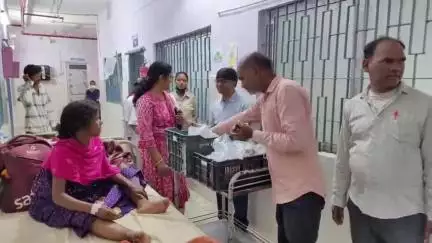 पेशरार: सदर अस्पताल में राष्ट्रीय डॉक्टर्स डे पर डॉक्टरों ने मरीजों से मुलाकात की और फल बांटे