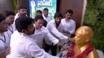 వచ్చే ఎన్నికలకు ముందు రాష్ట్ర వ్యాప్తంగా పాదయాత్ర చేస్తా: వైసిపి యువజన విభాగం నేతలతో మాజీ సీఎం జగన్ స్పష్టం