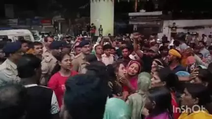 कटनी नगर: भट्टा मोहल्ले में अरुण वंशकार की संदिग्ध मौत, अपैक्स अस्पताल के बाहर परिजनों का प्रदर्शन व चक्काजाम