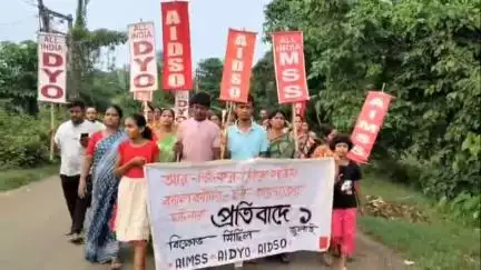 নারায়ণগড়: কসবা কলেজে ঘটনার প্রতিবাদে চকমুকুন্দতে প্রতিবাদ মিছিল  ছাত্র যুব ও মহিলা সংগঠনের
