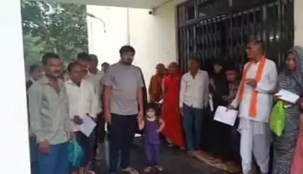 बिछीवाड़ा: गामड़ी अहाड़ा सीएचसी में डॉक्टर नहीं मिलने पर ग्रामीणों ने गेट बंद कर किया प्रदर्शन