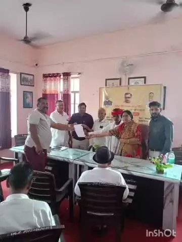 गनाेड़ा: गनोड़ा तहसील के नजरपुरा में प्रशासन द्वारा सर्वे रिजर्व कार्य के तहत पर्चा नोटिस का वितरण